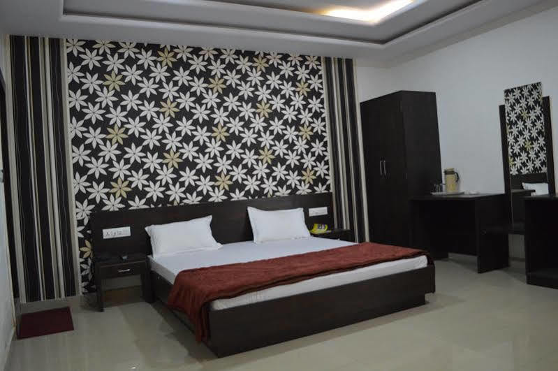 Hotel Pearl Palace อุเดเปอร์ ภายนอก รูปภาพ